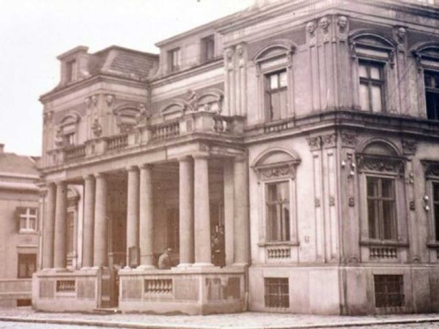 Април у Београду